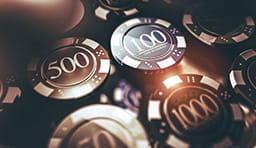 Poker chips van verschillende waarde.