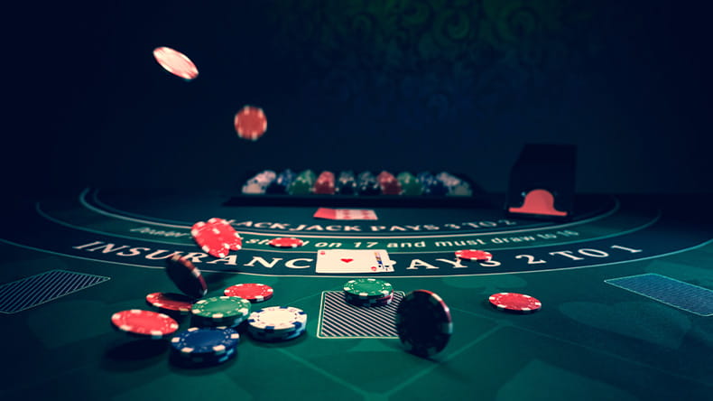 Een croupier aan een live roulette tafel voor online casino ' s.
