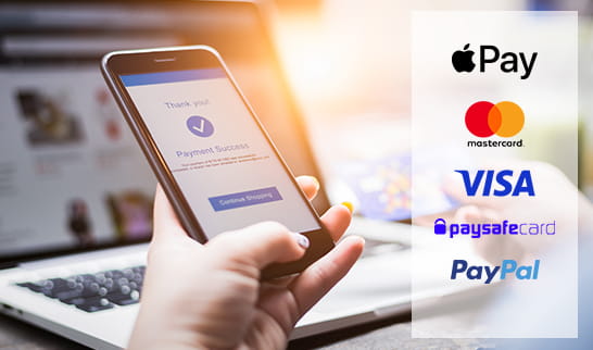 De hand van een vrouw die een mobiele telefoon houdt en aan de rechterkant de logo ' s van Apple Pay, Mastercard, Visa paysafecard en PayPal.