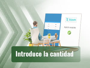 Man zittend kijken naar een gigantische Bizum poster