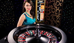 Een live casino dealer van Evolution.