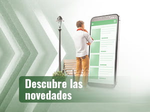 Een man voor het scherm van een enorme mobiel