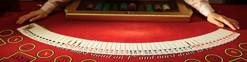 Een dealer toont het deck op een tafel.