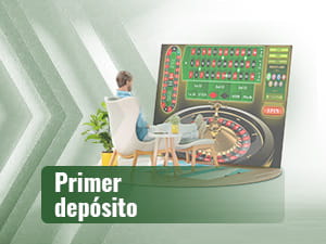 Een klant zittend in een fauteuil en twee consultants maken een presentatie op het scherm van een grote mobiel.