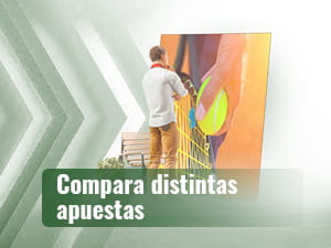 Mens die een tennisaffiche bekijken