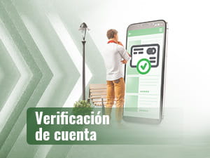 Een man voor een groot scherm van een mobiele telefoon, naast een bank en een lantaarnpaal.