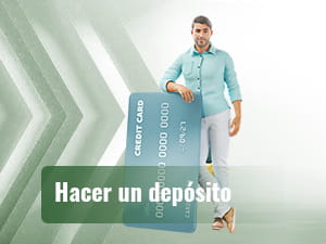 Man leunend op een gigantische creditcard.