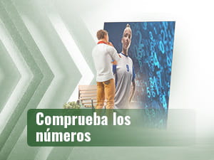 Toeschouwer die zich het beeld van een voetballer op het vlakke scherm bevinden.