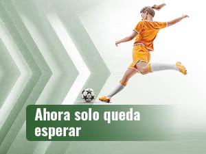 Voetballer die een bal schopt.