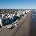 Strand en resorts aan de kust van Argentinië.