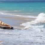 Boot strandde op een strand in Puerto Rico.