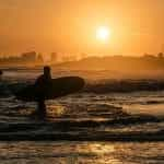 Strand en surfers aan de Uruguayaanse kust.