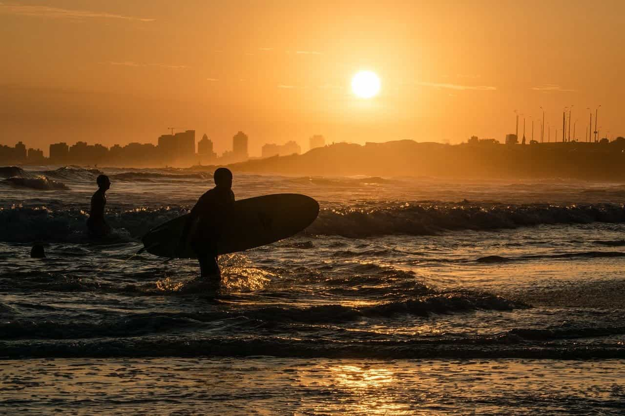 Strand en surfers aan de Uruguayaanse kust.