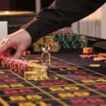 Roulette tafel met gele en rode chips in het spel op de mat.