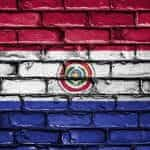 Vlag van Paraguay geschilderd op een muur.