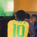 Kijken naar een Braziliaanse voetbalwedstrijd op het WK met het T-shirt van Neymar Jr.