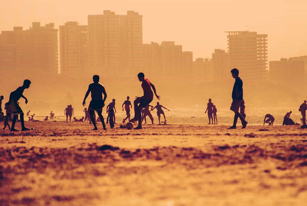 Voetballen op een strand in Brazilië.