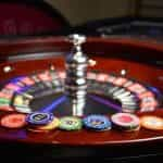 Poker en roulette chips.