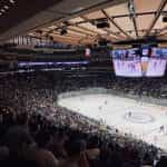 Madison Square Garden In New York tijdens een ijshockeywedstrijd.