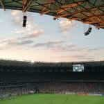 Voetbalstadion tijdens een wedstrijd.