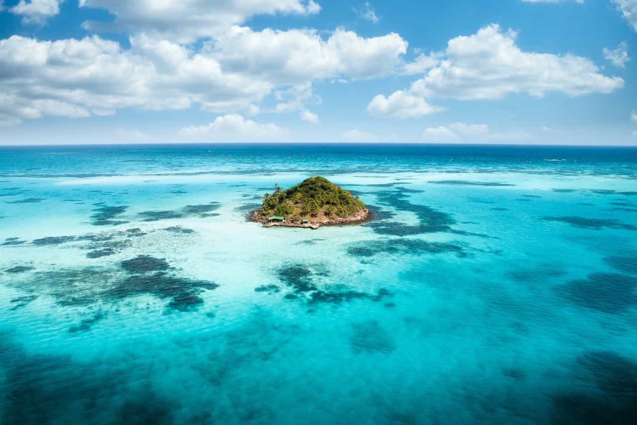 Een klein Caribisch eiland omgeven door kristalhelder water.